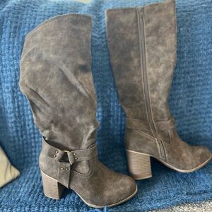 Woman’s light brown boots — new - heels
